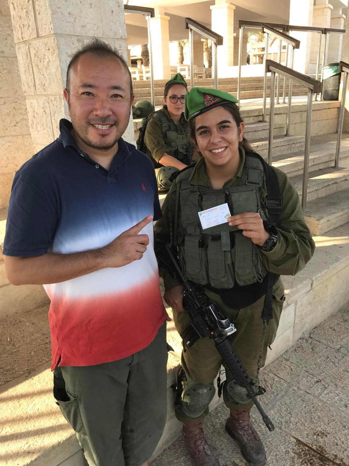 イスラエルで、ほめカードを渡した時の写真